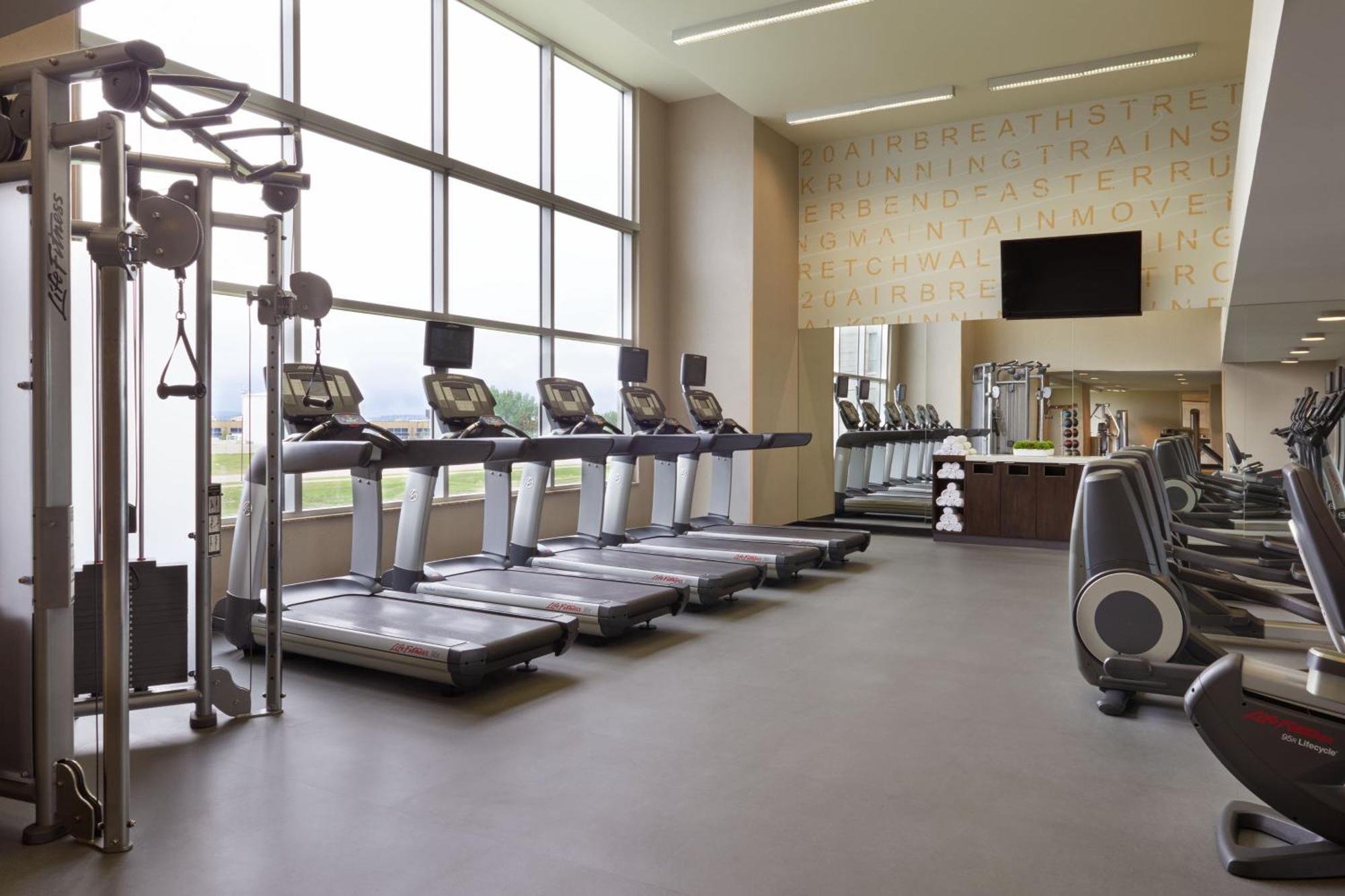 Residence Inn By Marriott Calgary Airport Экстерьер фото
