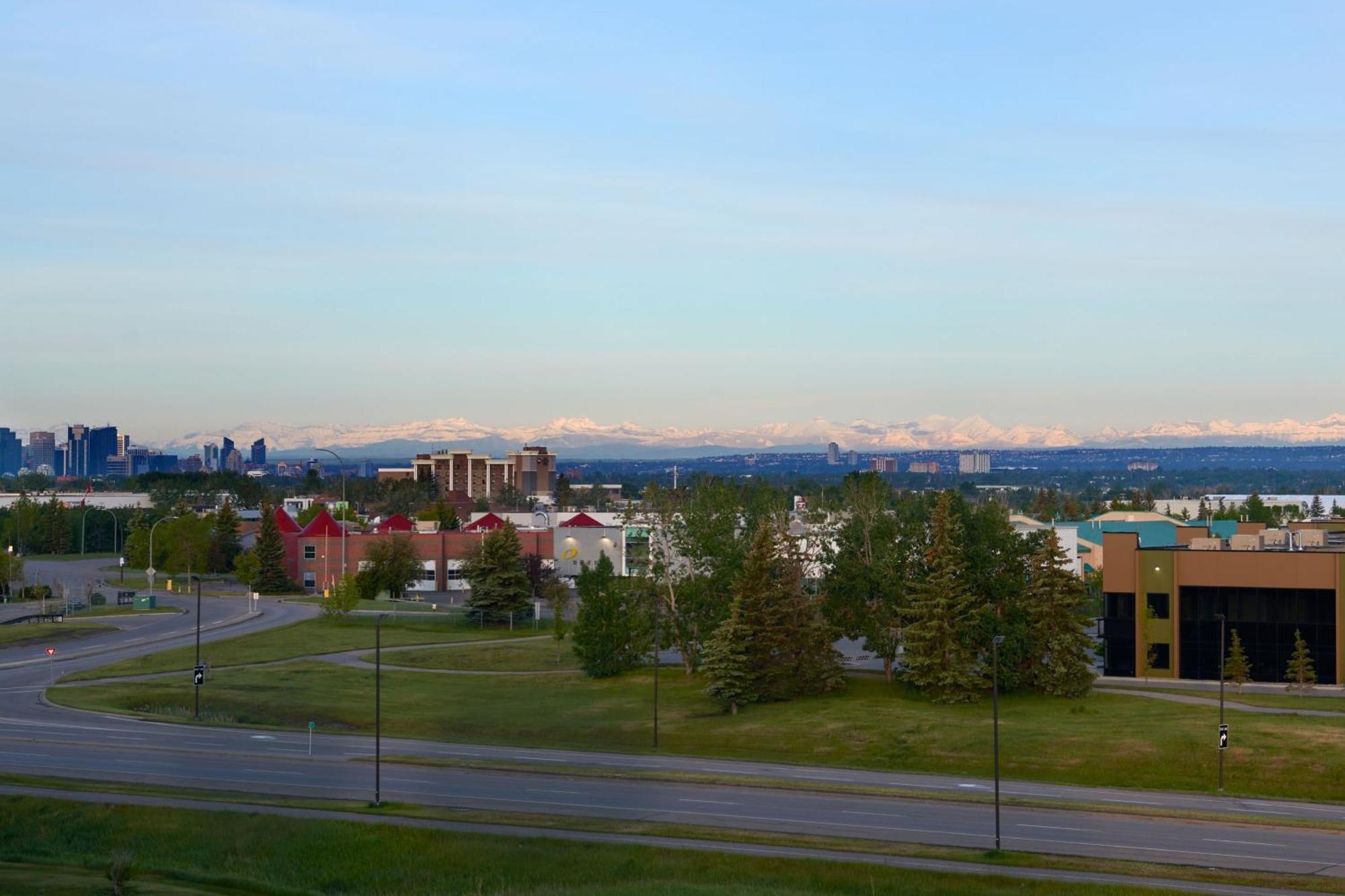 Residence Inn By Marriott Calgary Airport Экстерьер фото