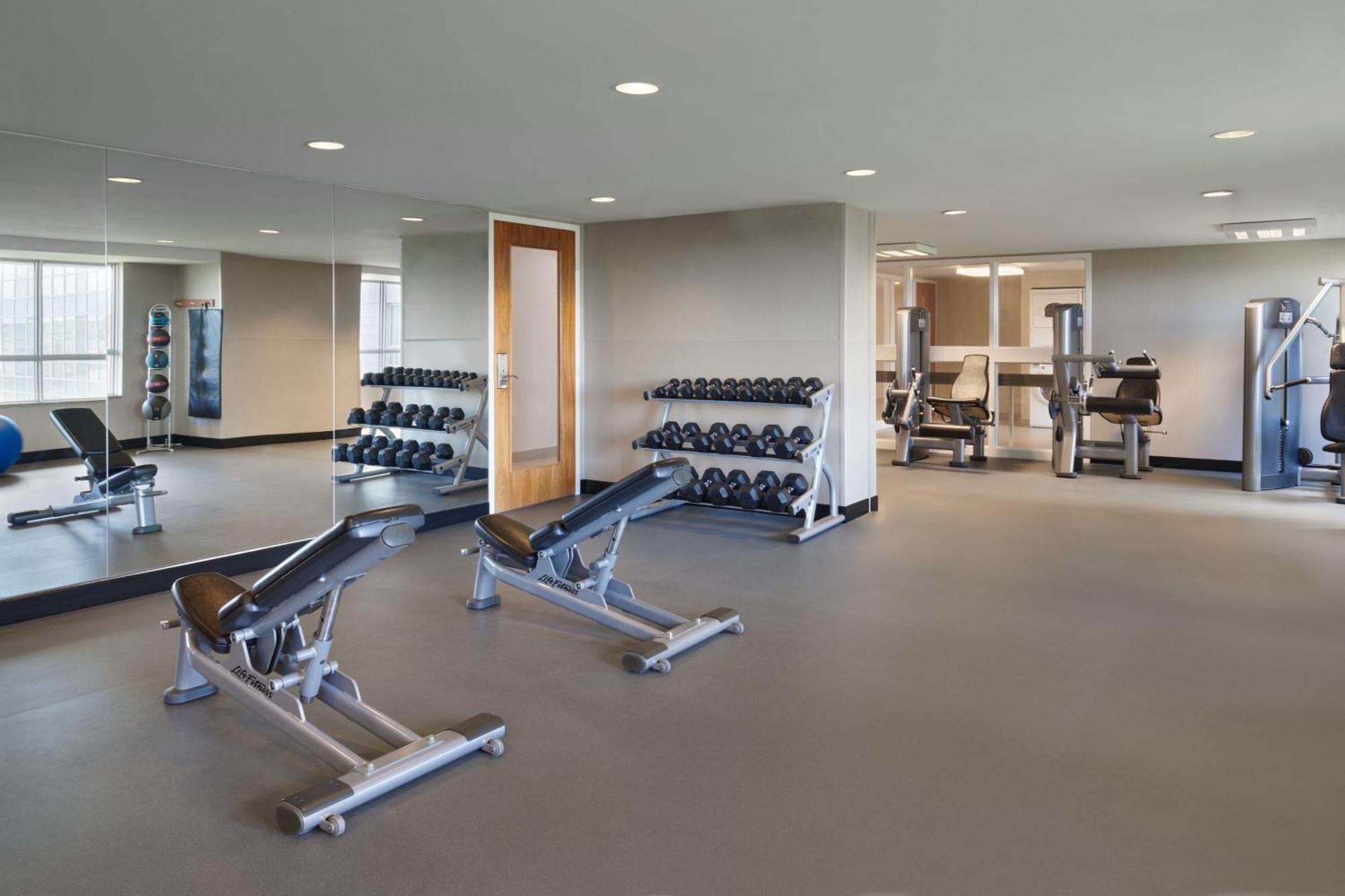 Residence Inn By Marriott Calgary Airport Экстерьер фото