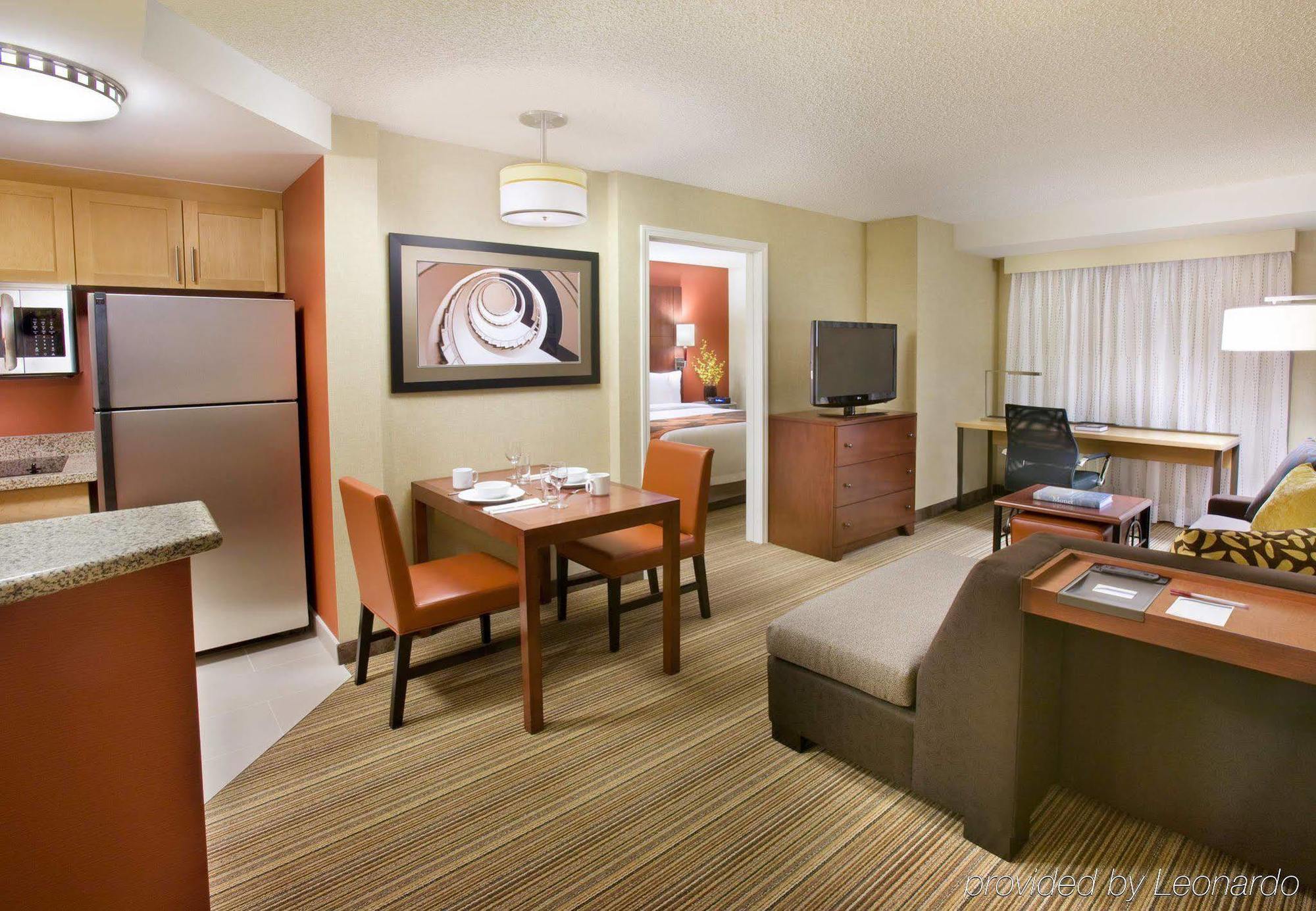 Residence Inn By Marriott Calgary Airport Номер фото